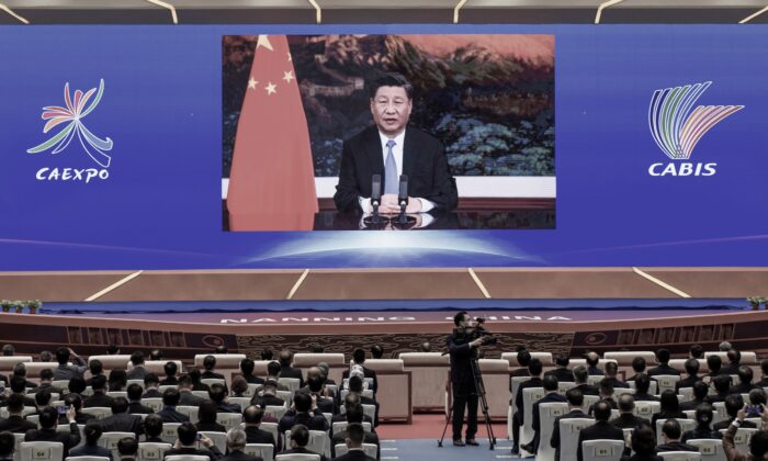 El líder chino Xi Jinping pronuncia un discurso a través de un vídeo en la ceremonia de apertura de la Cumbre de Negocios e Inversión China-ASEAN, en Nanning, en el sur de Guangxi, China, el 27 de noviembre de 2020. (STR/AFP vía Getty Images)