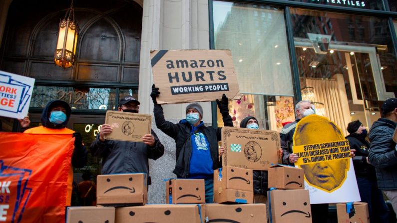 Trabajadores de Amazon y aliados de la comunidad se manifiestan durante una protesta organizada por Comunidades de Nueva York por el Cambio y Make the Road New York frente a la residencia de Jeff Bezos en Manhattan en Nueva York (EE.UU.) el 2 de diciembre de 2020. (Foto de Kena Betancur / AFP a través de Getty Images)