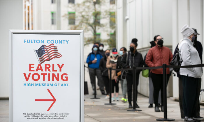 Los votantes hacen fila para el primer día de votación anticipada fuera de la mesa de votación del High Museum en Atlanta, Georgia, el 14 de diciembre de 2020. (Jessica McGowan/Getty Images)