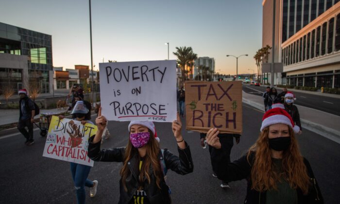 Manifestantes marchan en el barrio de Marina Del Rey de Los Ángeles, durante un mitin de Black Lives Matter, para exigir justicia social, el 19 de diciembre de 2020. (APU GOMES/AFP a través de Getty Images)