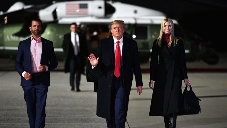 El entonces presidente de EE.UU., Donald Trump (C), su hija la asesora principal Ivanka Trump y su hijo Donald Trump Jr. (L) se dirigen a bordo del Air Force One antes de salir de la Base Aérea de Reserva Dobbins en Marietta, Georgia, el 4 de enero de 2021. (Mandel Ngan/AFP vía Getty Images)
