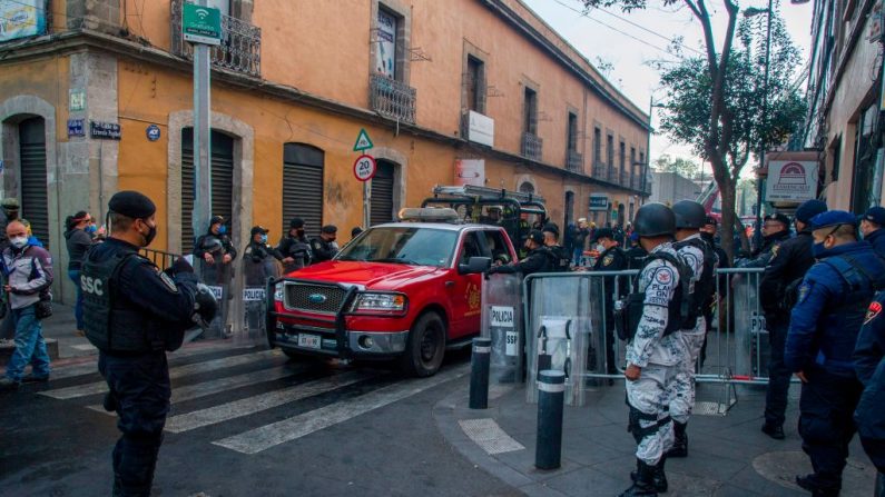 Bomberos llegan a la sede del Metro de la Ciudad de México para combatir un incendio en su subestación eléctrica, en el centro histórico de la capital mexicana el 9 de enero de 2021. (Foto de Claudio Cruz / AFP a través de Getty Images)