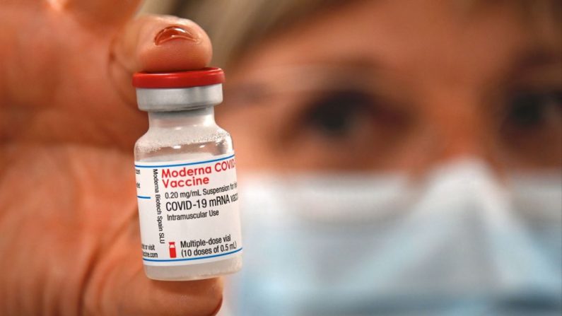 Esta imagen muestra un frasco de la vacuna Moderna contra la covid-19. (Sebastien Bozon / AFP vía Getty Images)