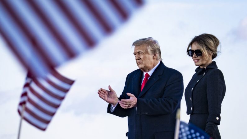 El entonces presidente Donald Trump y la entonces primera dama Melania Trump en un escenario después de hablar con simpatizantes en la base conjunta Andrews, antes de abordar el Air Force One por última vez como presidente y primera dama, en Maryland, el 20 de enero de 2021. (Pete Marovich/Pool/Getty Images)