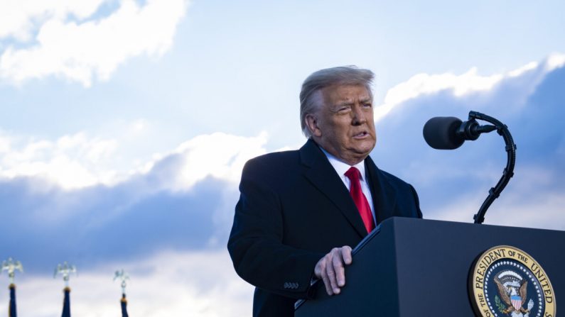 El entonces presidente Donald Trump con sus partidarios en la Base Conjunta Andrews antes de abordar el Air Force One por última vez como presidente en la Base Conjunta Andrews, Maryland, el 20 de enero de 2021. (Pete Marovich/Pool/Getty Images)