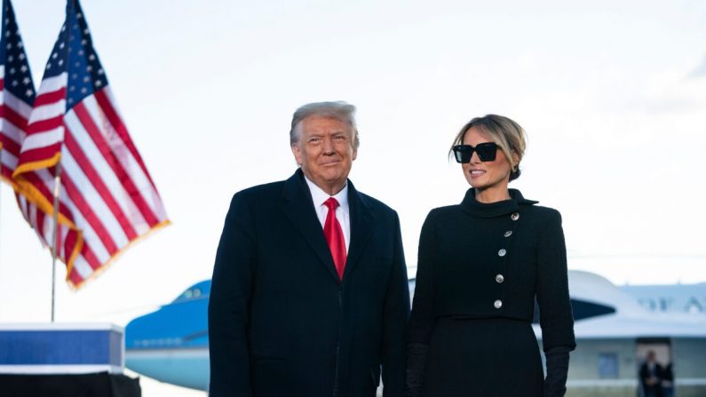El presidente saliente, Donald Trump, y la primera dama, Melania Trump, se dirigen a los invitados en la base conjunta Andrews, en Maryland, el 20 de enero de 2021. (Alex Edelman/AFP a través de Getty Images)