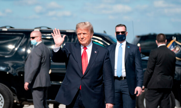 El presidente saliente, Donald Trump, saluda después de aterrizar en el Aeropuerto Internacional de Palm Beach, en West Palm Beach, Florida, el 20 de enero de 2021. (Alex Edelman/AFP a través de Getty Images)