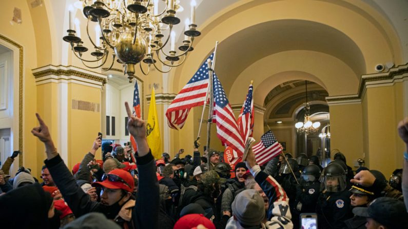 Los manifestantes protestan dentro del Capitolio de los Estados Unidos el 6 de enero de 2021, en Washington, DC. (Brent Stirton/Getty Images)