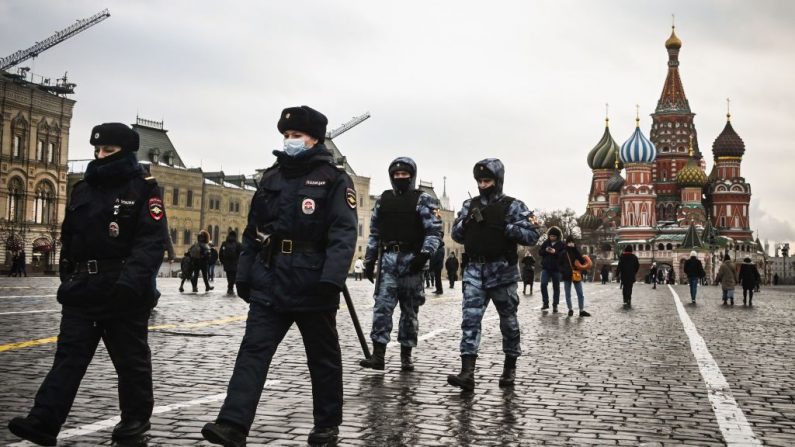 Oficiales de policía y militares de la Guardia Nacional Rusa (Rosgvardia) patrullan en la Plaza Roja en el centro de Moscú, Rusia, el 25 de enero de 2021. (Foto de Alexander Nemenov / AFP a través de Getty Images)