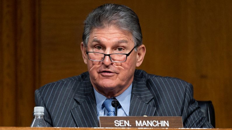 El miembro de rango, Joe Manchin (D-WV), habla durante una audiencia para examinar la nominación de la exgobernadora de Michigan, Jennifer Granholm, para secretaria de Energía, en el Capitolio, el 27 de enero de 2021, en Washington, D.C. (Foto de Jim Watson-Pool/Getty Images)