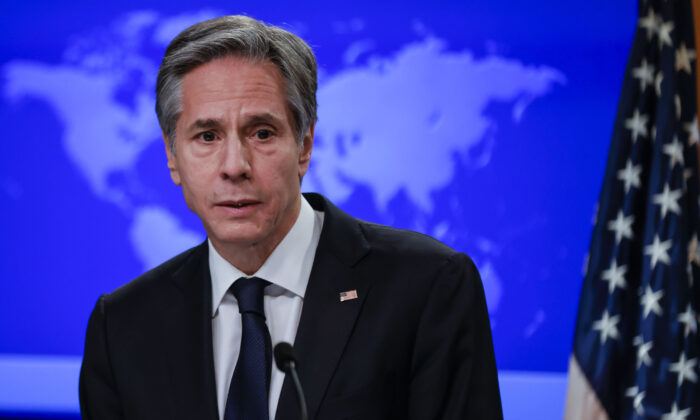 El secretario de Estado Antony Blinken se dirige a los periodistas durante su primera conferencia de prensa en el Departamento de Estado en Washington el 27 de enero de 2021. (Carlos Barria/POOL/AFP vía Getty Images)