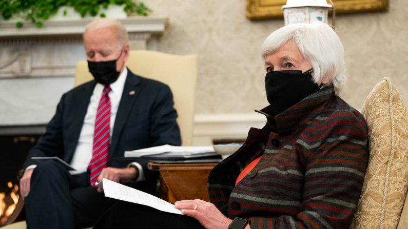 El presidente estadounidense Joe Biden se reúne con la secretaria del Tesoro, Janet Yellen, en la Oficina Oval de la Casa Blanca, el 29 de enero de 2021, en Washington, D.C. (Anna Moneymaker-Pool/Getty Images)