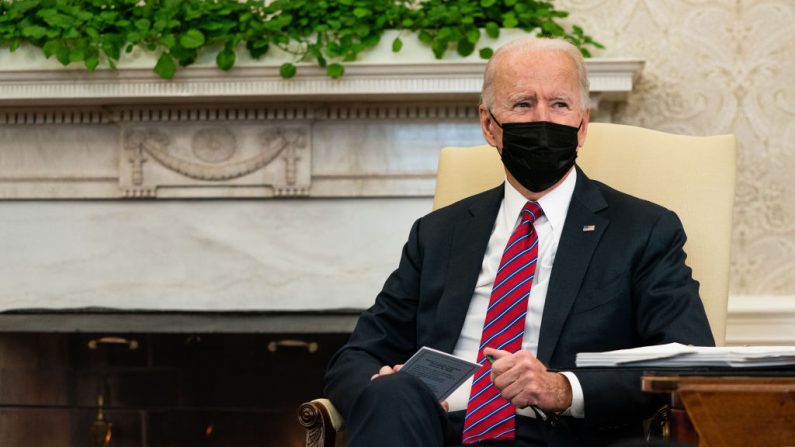 El presidente Joe Biden en la Oficina Oval de la Casa Blanca, el 29 de enero de 2021, en Washington, D.C. (Anna Moneymaker-Pool/Getty Images)