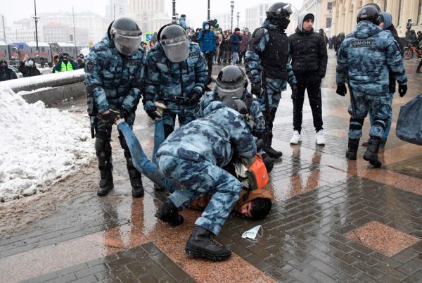 La policía detiene a un hombre durante una manifestación en apoyo del líder opositor encarcelado Alexei Navalny en Moscú, Rusia, el 31 de enero de 2021. (Foto de Alexander Nemenov / AFP a través de Getty Images)