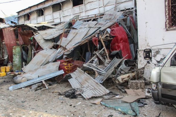 Los escombros permanecen en el lugar de la explosión de un atentado suicida con coche bomba del día anterior al costado del hotel Afrik en Mogadiscio, Somalia, el 1 de febrero de 2021. (Foto de Stringer / AFP a través de Getty Images)