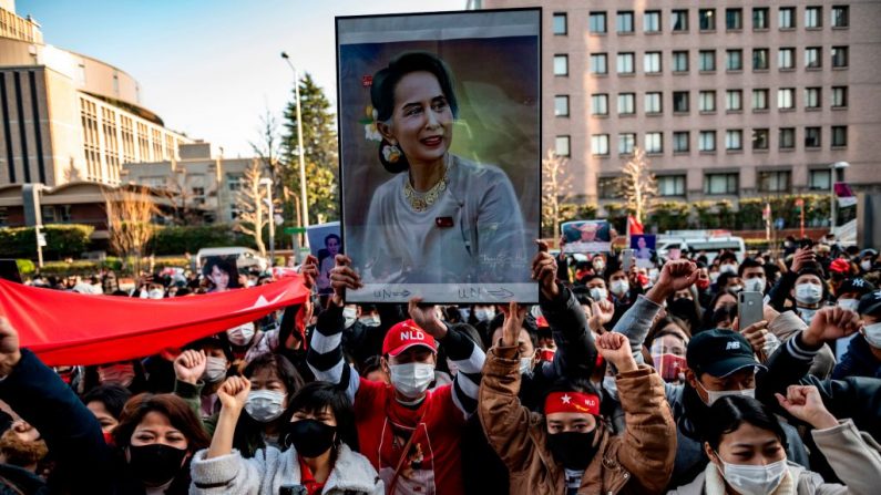 Activistas sostienen un retrato de la líder de facto de Myanmar, Aung San Suu Kyi, durante una protesta frente al edificio de la Universidad de las Naciones Unidas en Tokio, Japón, el 1 de febrero de 2021, después de que los militares de Myanmar tomaran el poder en un golpe de estado incruento y detuvieran a la líder democráticamente elegida, Aung San Suu Kyi, al tiempo que imponían el estado de emergencia durante un año. (Foto de Philip Fong /AFP vía Getty Images)