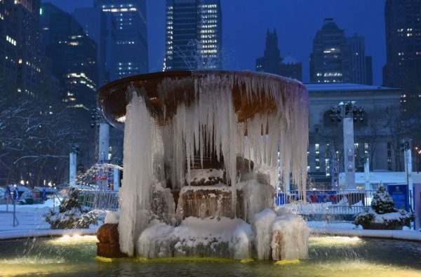 La fuente conmemorativa de Josephine Shaw Lowell se ve cubierta de hielo durante una tormenta invernal el 1 de febrero de 2021 en la ciudad de Nueva York (EE.UU.). (Foto de Angela Weiss / AFP a través de Getty Images)