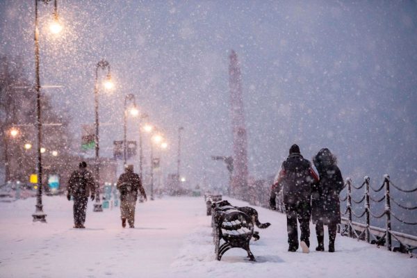 La gente camina a través de fuertes nevadas en el Navy Yard durante la tormenta invernal en Orlena en Boston, Massachusetts, EE.UU., el 1 de febrero de 2021. (Foto de Joseph Prezioso / AFP a través de Getty Images)