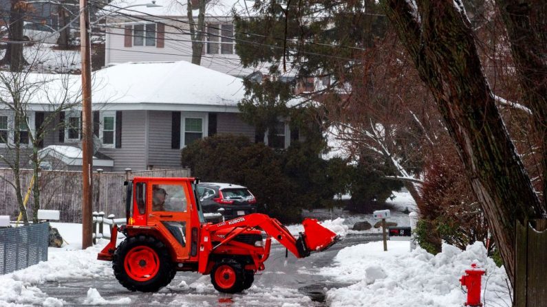 Un hombre en una retroexcavadora quita la nieve de la calle durante las tormentas invernal en Saugus, Massachusetts, EE.UU., el 2 de febrero de 2021. (Foto de Joseph Prezioso / AFP a través de Getty Images)