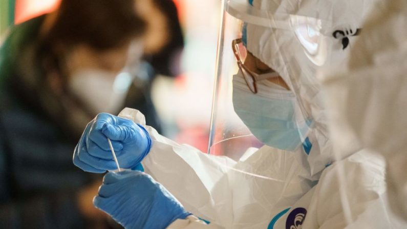 Un trabajador de la salud realiza una prueba rápida de antígeno para el covid-19 durante una detección masiva para analizar al 100 por ciento de la población de la ciudad de León, en el norte de España, el 3 de febrero de 2021. (Cesar Manso / AFP vía Getty Images)