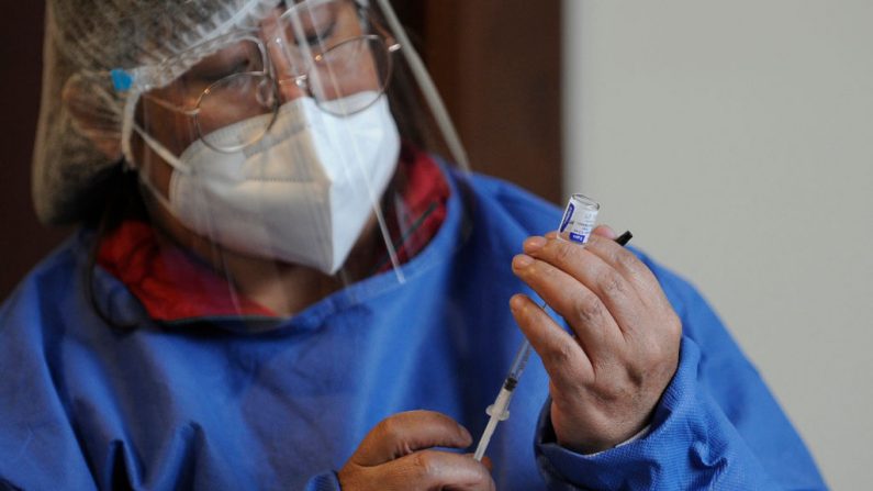 Una trabajadora de la salud se prepara para administrar una dosis de la vacuna rusa Sputnik V contra la enfermedad del COVID-19, en el Hospital Cotahuma de La Paz, Bolivia, el 3 de febrero de 2021. (Jorge Bernal / AFP vía Getty Images)