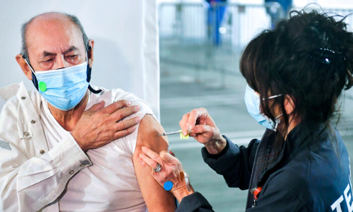 Un hombre recibe una vacuna COVID-19 en la Universidad Cal Poly Pomona en Pomona, California, el 5 de febrero de 2021. (Frederic J. Brown/AFP a través de Getty Images)