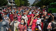 Miles de birmanos salen a las calles para protestar contra el golpe militar