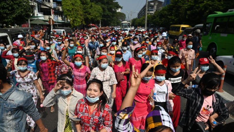 Los birmanos participan en una manifestación contra el golpe militar en Yangon, Birmania, el 6 de febrero de 2021. (Foto de Ye Aung Thu / AFP vía Getty Images)