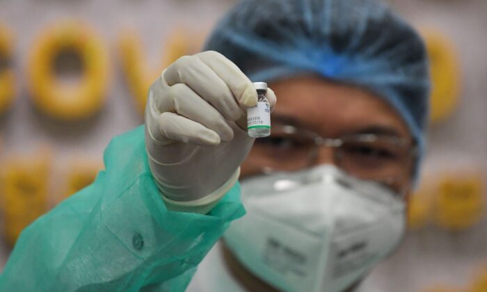 Un personal médico muestra la vacuna Sinopharm de China durante el primer día de vacunación contra COVID-19 en el hospital Calmette en Phnom Penh, Camboya, el 10 de febrero de 2021. (TANG CHHIN SOTHY/AFP a través de Getty Images)