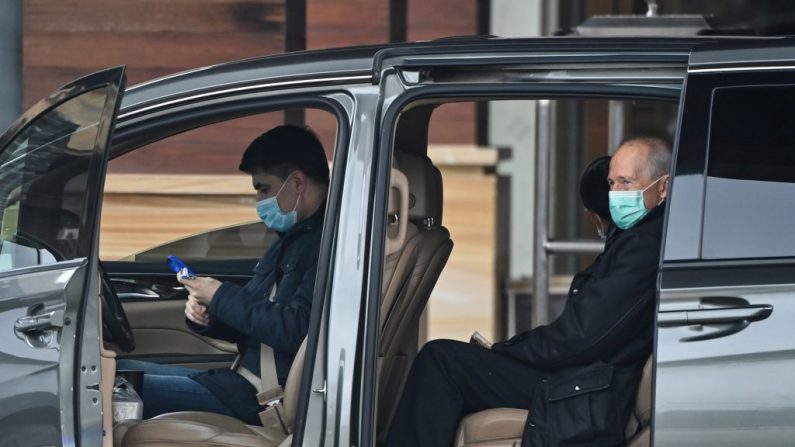 Vladimir G. Dedkov (i), miembro del equipo de la OMS, y otros miembros del grupo abandonan su hotel después de que el equipo de la Organización Mundial de la Salud (OMS) concluyó su investigación sobre los orígenes del COVID-19 en Wuhan, en la provincia central china de Hubei, el 10 de febrero de 2021. (Foto de Hector Retamal / AFP vía Getty Images)