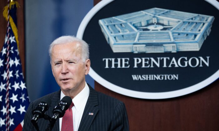 El presidente de Estados Unidos, Joe Biden, habla durante una visita al Pentágono en Washington, el 10 de febrero de 2021. (Saul Loeb/AFP a través de Getty Images)