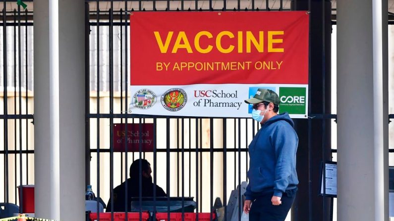 Vista de un sitio de vacunación contra el covid-19 de Lincoln Park en Los Ángeles, California (EE.UU.), el 11 de febrero de 2021. (Foto de Frederic J. Brown / AFP a través de Getty Images)