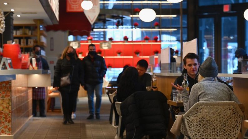 La gente come en un restaurante en Hudson Yards el 12 de febrero de 2021 en la ciudad de Nueva York (EE.UU.). (Angela Weiss / AFP / Getty Images)