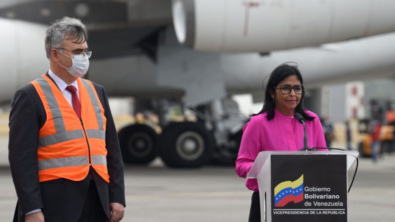 La vicepresidenta chaista, Delcy Rodríguez (d), se dirige a los medios de comunicación cuando el primer lote de 100,000 dosis de vacunas contra el covid-19 llega al Aeropuerto Internacional Simón Bolívar el 13 de febrero de 2021 en Maiquetía, Venezuela. (Foto de Carolina Cabral / Getty Images)