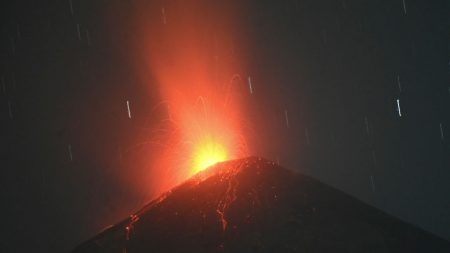 El volcán de Fuego en Guatemala continúa activo con 10 erupciones por hora