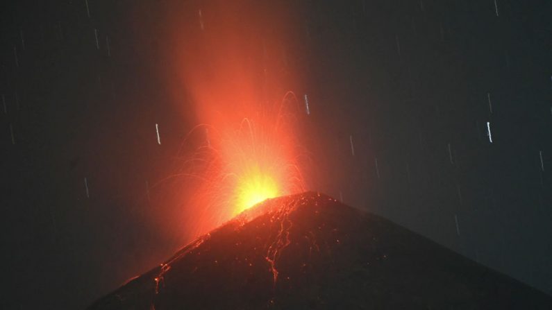 El volcán de Fuego, visto desde Alotenango, municipio del departamento de Sacatepéquez a 65 km al suroeste de la Ciudad de Guatemala, Guatemala, entra en erupción el 14 de febrero de 2021. (Foto de Johan Ordonez / AFP a través de Getty Images)