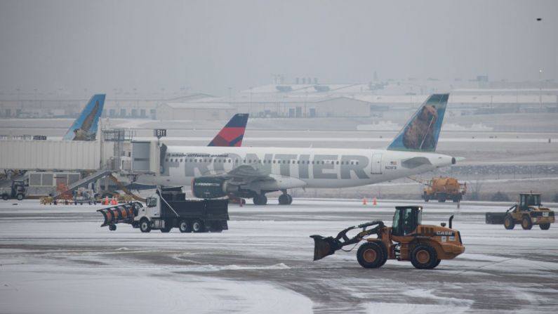 Vehículos para quitar la nieve retiran el hielo alrededor de los aviones en el Aeropuerto Internacional de Nashville, el 15 de febrero de 2021, en Nashville, Tennessee (EE.UU.). (Foto de Brett Carlsen/Getty Images)