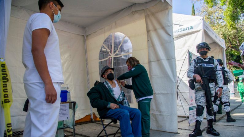 Un hombre recibe la primera dosis de la vacuna de AstraZeneca contra el COVID-19 en la Ciudad de México, el 15 de febrero de 2021, cuando México comienza a vacunar a las personas mayores de 60 años. (Claudio CRUZ / AFP/ vía Getty Images)