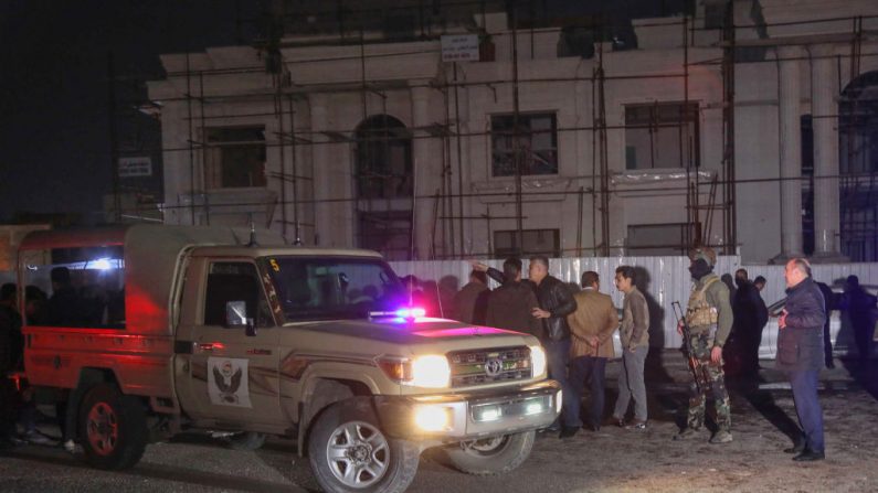 Las fuerzas de seguridad se reúnen tras un ataque con cohetes en Arbil, la capital de la región autónoma kurda del norte de Irak, el 15 de febrero de 2021. (Foto de Safin Hamed / AFP a través de Getty Images)