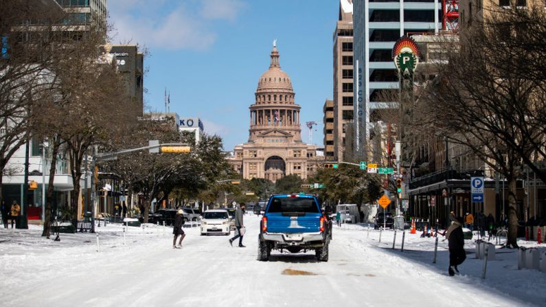 El Capitolio de Texas rodeado de nieve, el 15 de febrero de 2021, en Austin, Texas. (Montinique Monroe/Getty Images)