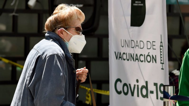Una mujer hace fila para recibir la primera dosis de la vacuna AstraZeneca contra COVID-19 en la Ciudad de México (México), el 17 de febrero de 2021. (Alfredo Estrella/AFP vía Getty Images)