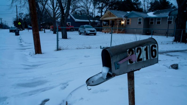 TUn buzón de correo se ve congelado en un barrio cubierto de nieve en Waco, Texas. Las severas condiciones meteorológicas invernales de los últimos días obligó a cerrar carreteras y a realizar cortes de electricidad en todo el estado el 17 de febrero de 2021. (Matthew Busch / AFP vía Getty Images)