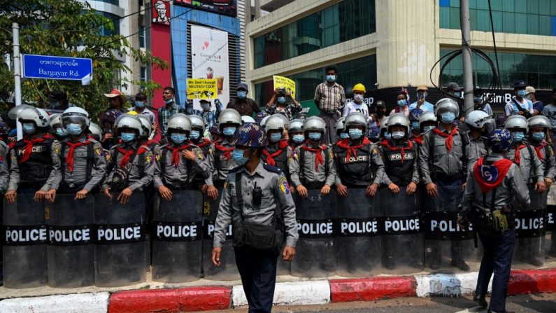 La policía antidisturbios está en formación durante una manifestación contra el golpe militar en Rangún, Birmania, el 18 de febrero de 2021. (Foto de Ye Aung Thu / AFP vía Getty Images)