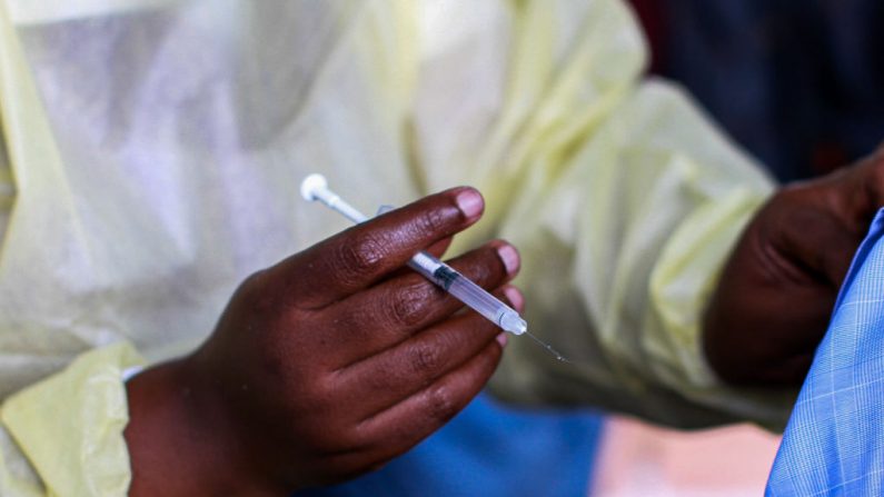 Una trabajadora de la salud sostiene una jeringa que contiene la vacuna contra Covid-19 antes de administrarla a una persona en el Hospital de Enfermedades Infecciosas Wilkins el 18 de febrero de 2021 en Harare, Zimbabwe. (Foto de Tafadzwa Ufumeli / Getty Images)