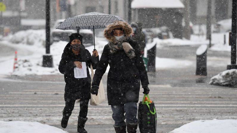 La gente camina por la nieve en Nueva York, el 18 de febrero de 2021.  (Angela Weiss / AFP vía Getty Images)