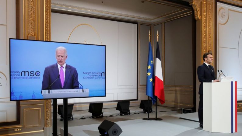 El presidente francés, Emmanuel Macron, asiste a una reunión de videoconferencia con el presidente de los Estados Unidos, Joe Biden (en la pantalla), durante la Conferencia de Seguridad de Múnich 2021 en el Palacio del Elíseo en París el 19 de febrero de 2021. (BENOIT TESSIER/POOL/AFP a través de Getty Images)