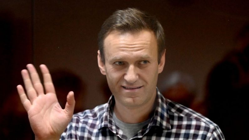 El líder de la oposición rusa, Alexéi Navalni, se encuentra dentro de una celda de vidrio durante una audiencia judicial en a corte de distrito de Babushkinsky, en Moscú, Rusia, el 20 de febrero de 2021. (Kirill Kudryavtsev/AFP vía Getty Images)