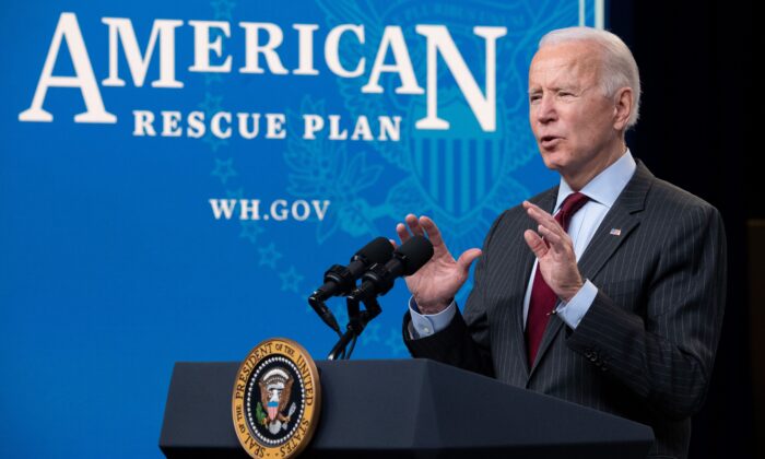 El presidente Joe Biden habla sobre el Plan de Rescate Estadounidense y el Programa de Protección de Cheques de Pago (PPP) para pequeñas empresas, en el edificio de oficinas ejecutivas de Eisenhower, en Washington, el 22 de febrero de 2021. (Saul Loeb/AFP a través de Getty Images)
