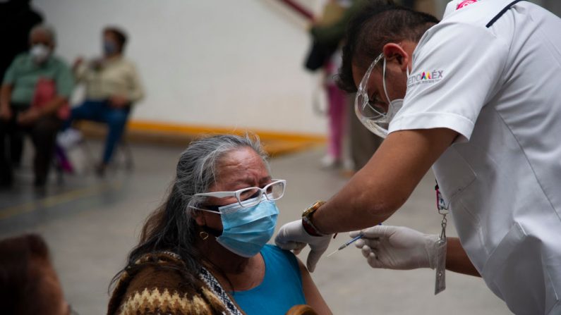 Una mujer recibe la primera dosis de la vacuna Sinovac Biotech CoronaVac de China contra COVID-19, en Ecatepec, estado de México, el 22 de febrero de 2021. (Claudio Cruz / AFP vía Getty Images)