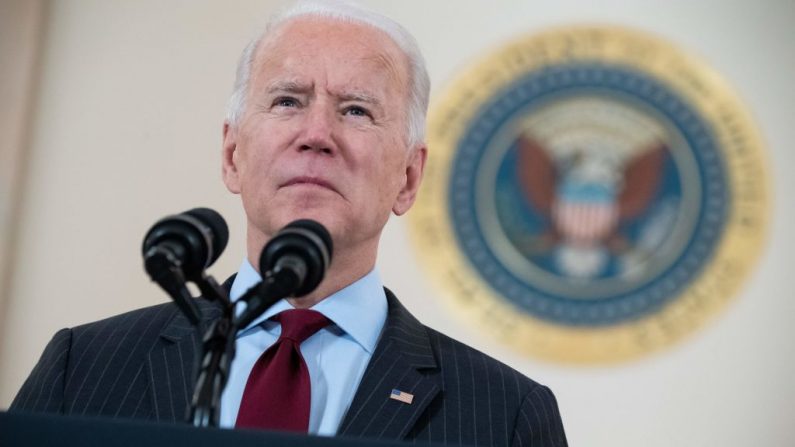 El presidente de EE.UU., Joe Biden, habla sobre las vidas perdidas por el COVID-19 después de que el número de muertos haya superado los 500,000, en el Cross Hall de la Casa Blanca en Washington, D.C., el 22 de febrero de 2021. (SAUL LOEB/AFP a través de Getty Images)